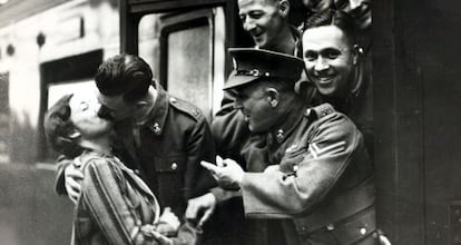 Despedida de reservistas en la estaci&oacute;n de Waterloo en 1939.