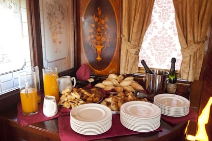 Los viajeros que contratan uno de los tres itinerarios del tren Al Ándalus (Andalucía, Extremadura o Camino de Santiago) disponen de desayuno, comida y cena a bordo del lujoso convoy.