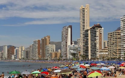 Turistas en la playa de Levante, en Benidorm, el pasado puente de mayo