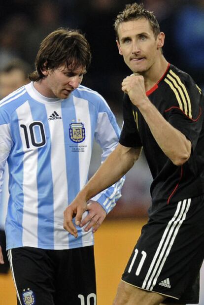 Klose celebra el cuarto gol de Alemania ante un Messi hundido.