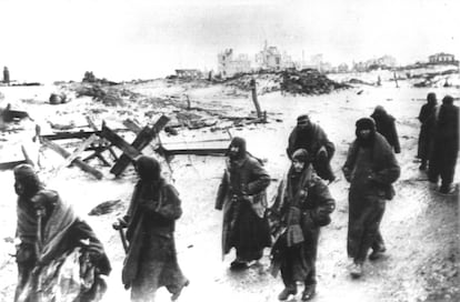 En enero de 1944, los alemanes emprendieron una lenta retirada de las puertas de Leningrado. "Sacamos vodka. Cantamos, lloramos y nos reímos. Pero fue triste, las pérdidas eran demasiado grandes", escribió un profesor sobre el día de la victoria. En la imagen, rendición de tropas alemanas en Leningrado, el 31 de enero de 1943.