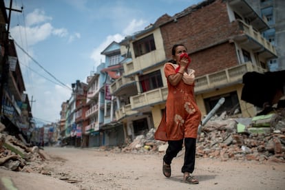 Una mujer camina entre las ruinas de los edificios derruidos por el segundo terremoto sufrido en Katmandú, Nepal.