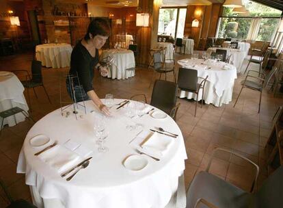 El comedor del restaurante Mugaritz, en Rentería. Abajo, 'patatas caolín'.