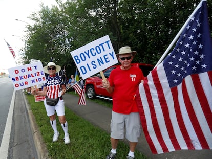 Simpatizantes de Ron DeSantis protestan en la carretera que lleva a Disney World, el pasado mes de abril.