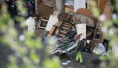 Un home trasllada ferralla pels patis de la zona desallotjada aquest dimarts al matí al barri del Poblenou.