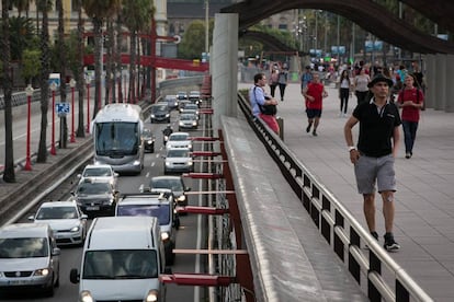 La ronda litoral de Barcelona, llena de coches.