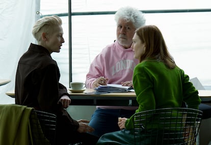 Pedro Almodvar entre Tilda Swinton y Julianne Moore, durante el rodaje de 'La habitacin de al lado'.