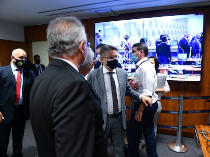 Flávio Bolsonaro reclama da arbitragem do relator Renan Calheiros na CPI da Pandemia, na quarta-feira.