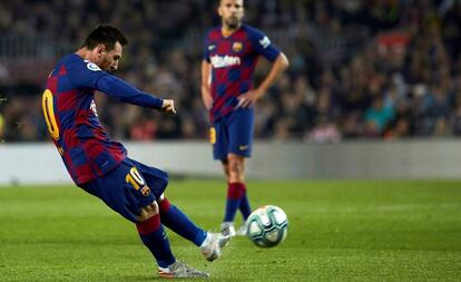 Messi lanza una falta durante esta temporada. 