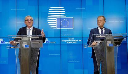 El presidente de la Comisión Europea, Jean-Claude Juncker, y el presidente del Consejo Europeo, Donald Tusk, ofrecen una conferencia de prensa tras la reunión extraordinaria de este miércoles para anunciar la prórroga del Brexit hasta el 31 de octubre.