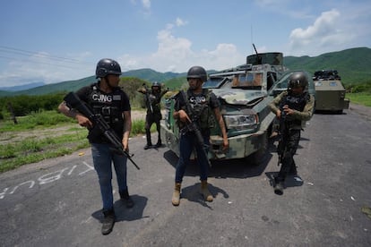 Integrantes del Cartel Jalisco Nueva Generación, en una carretera en Michoacán (México).