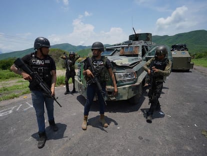 Integrantes del Cartel Jalisco Nueva Generación, en una carretera en Michoacán (México).