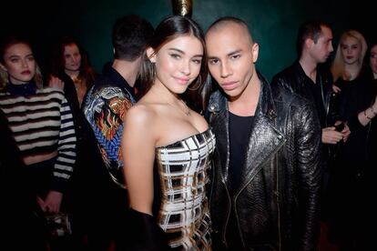 El diseñador de Balmain Olivier Rousteing con la cantante estadounidense Madison Beer en la fiesta de la firma francesa.