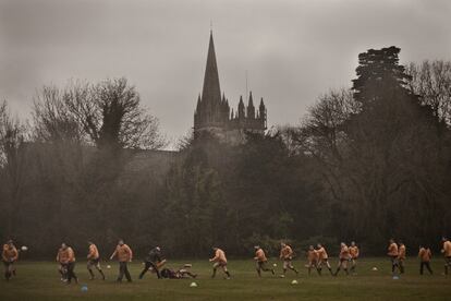 Calentamiento antes de un partido, con la catedral de Llandaff al fondo. (Cardiff, Gales, en febrero de 2014).