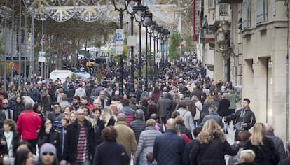 Aglomeració al Portal de l'Àngel aquest diumenge.