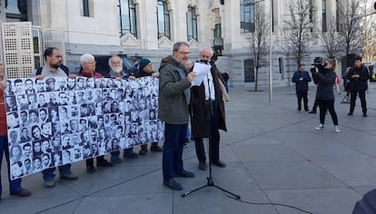 Más Madrid y memorialistas leen versos de Miguel Hernández en Cibeles reclamando la presencia del poeta en el memorial.