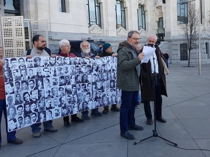 Más Madrid y memorialistas leen versos de Miguel Hernández en Cibeles reclamando la presencia del poeta en el memorial.