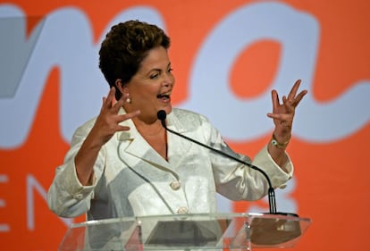 Dilma Rousseff discursa após a confirmação de sua vitória parcial no primeiro turno: "Mais uma vez, o povo brasileiro me honrou com a sua confiança".