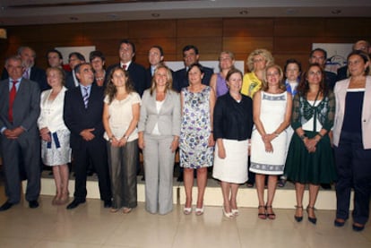 La ministra de Sanidad, Trinidad Jiménez, posa con los consejeros de las comunidades autónomas.