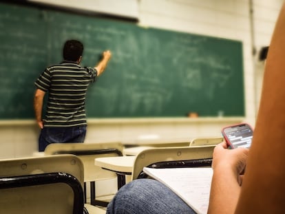 Un docente da clase en un instituto público, en una imagen de archivo.