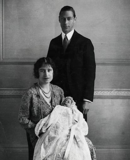 Era 1926, y los duques de York (más tarde el rey Jorge VI y la reina Isabel -la reina madre-) bautizaban a su hija Isabel. La actual reina de Inglaterra lucía un faldón de bautismo utilizado durante generaciones en la monarquía británica.