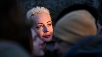 Yulia Naválnaya, viuda del disidente Alexéi Navalni, aguarda en la cola de la embajada rusa en Berlín para votar en las elecciones del 17 de marzo.