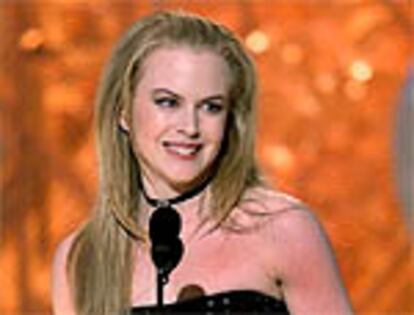 Nicole Kidman con su Globo de Oro durante la entrega de los premios.