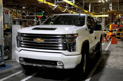 Un coche de la marca Chevrolet, firma que pertenece a General Motors.