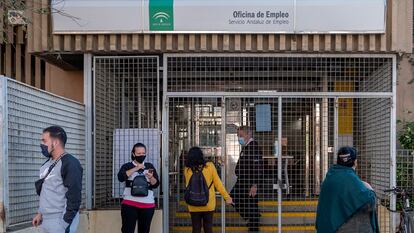 Una mujer saliendo de una oficina de empleo de Sevilla, este miércoles.