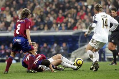 Michel Salgado, caído, trata de ceder el balón a Guti.