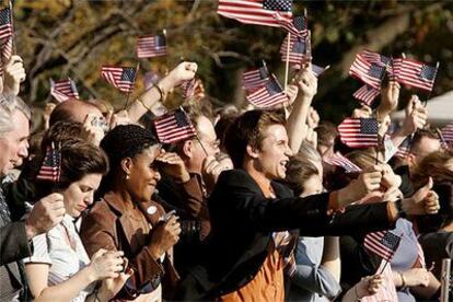 Partidarios del presidente saludan la llegada de George W. Bush a la Casa Blanca.