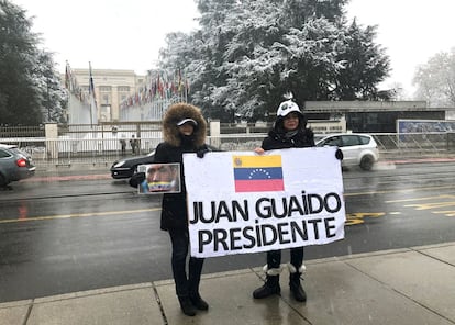 Dos venezolanas sujetan una pancarta en apoyo al líder opositor de Venezuela Juan Guaidó ante la sede europea de Naciones Unidas en Ginebra.