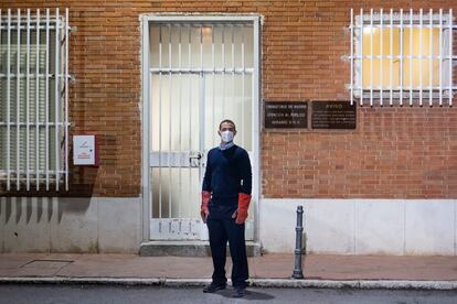 Víctor García, en el crematorio de la Almudena la madrugada del martes.