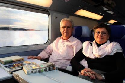 Josep Maria Mata y Neus Serna, ayer en el TGV que les conducía a París.