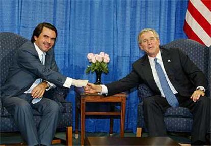 José María Aznar y George W. Bush se saludan durante la entrevista que mantuvieron con motivo de la Asamblea General de Naciones Unidas.