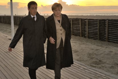 Nicolas Sarkozy y Angela Merkel pasean frente al mar durante su reunión en Deauville.