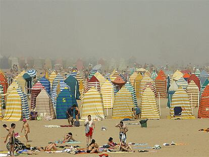 Playa de San Lorenzo, en Gijón, abarrotada debido las altas temperaturas que se registran en Asturias.