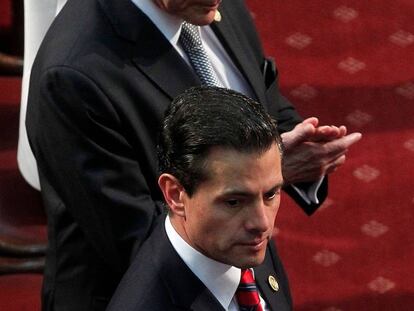Enrique Peña Nieto, entre los mandatarios de Perú, Pedro Pablo Kuczynski (en primer término) y Brasil, Michel Temer, ayer en la toma de posesión de Sebastián Piñera como presidente de Chile.