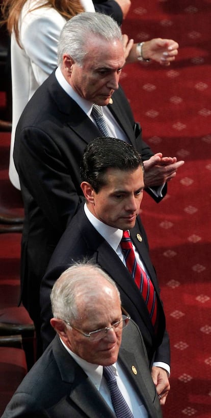 Enrique Peña Nieto, entre los mandatarios de Perú, Pedro Pablo Kuczynski (en primer término) y Brasil, Michel Temer, ayer en la toma de posesión de Sebastián Piñera como presidente de Chile.