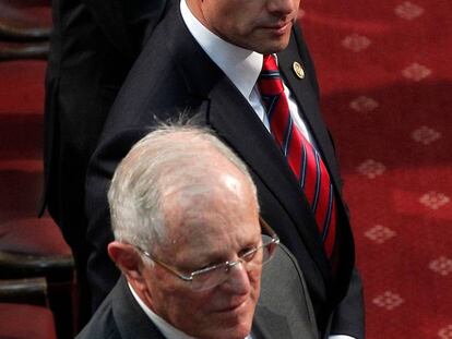 Enrique Peña Nieto, entre los mandatarios de Perú, Pedro Pablo Kuczynski (en primer término) y Brasil, Michel Temer, ayer en la toma de posesión de Sebastián Piñera como presidente de Chile.