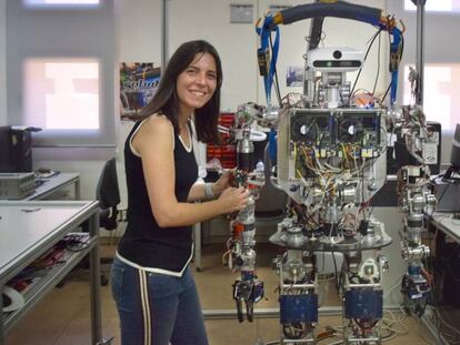 Concha Monje, una de las desarrolladores del robot humanoide TEO, en el Robotic Lab de la Universidad Carlos III de Madrid.