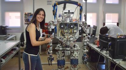 Concha Monje, una de las desarrolladores del robot humanoide TEO, en el Robotic Lab de la Universidad Carlos III de Madrid.