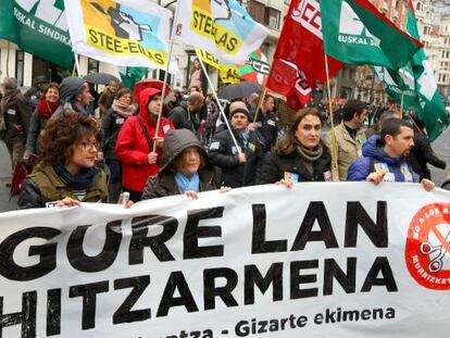 Momento de la manifestación convocada por los sindicatos de la enseñanza concertada en Bilbao.