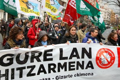 Momento de la manifestación convocada por los sindicatos de la enseñanza concertada en Bilbao.