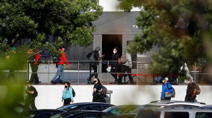 Trabajadores de Tesla en la planta de Fremont, California (EE UU).