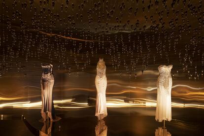 Vestidos expuestos en la muestra de 'Christian Dior: Master of Dreams'.