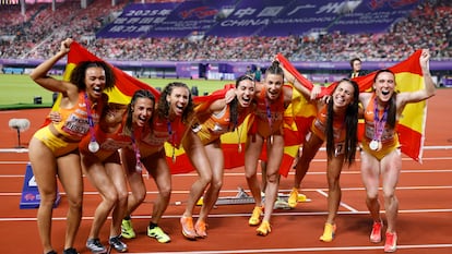 De izquierda a derecha, Jaël Bestué, Esperança Cladera, Daniela Fra, Eva Santidrián, Blanca Hervás, Maribel Pérez y Paula Sevilla, con sus dos medallas, celebran su éxito en Cantón.