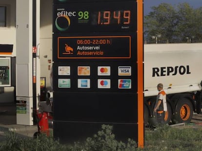 Los carburantes siguen bajando en la Semana Santa más cara de la historia