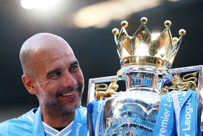 Pep Guardiola, con la copa de la Premier League obtenida este domingo en la última jornada de liga.