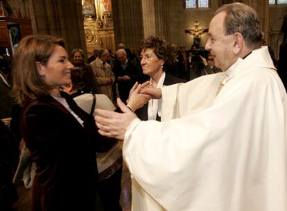 La presidenta del Parlamento Vasco, Arantxa Quiroga, saluda a Uriarte durante su misa de despedida.